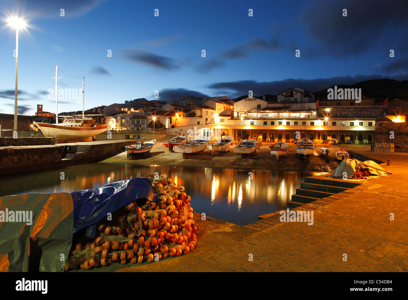 Der Hafen von Vila Franca do Campo, in der Dämmerung. Insel Sao Miguel, Azoren, Portugal. Stockfoto