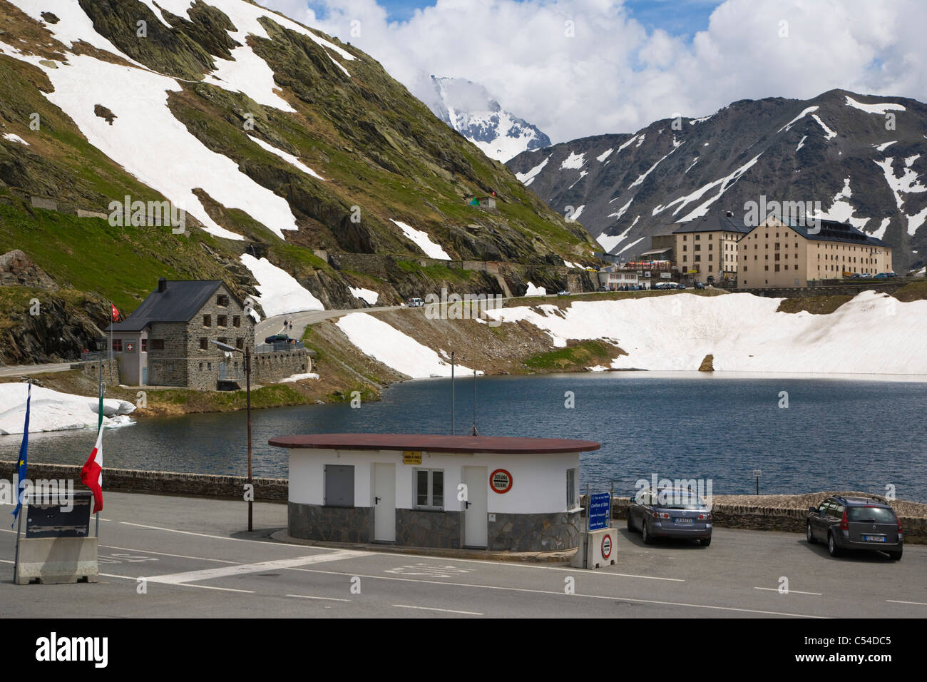 Schweizerisch-italienischen Grenze, Hospiz und See, Grand Saint-Bernard, großer St. Bernhard-Pass Stockfoto