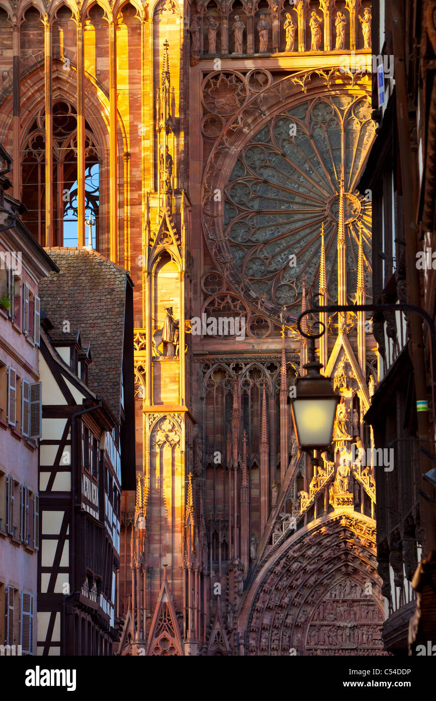 Einstellung der Sonne auf der massiven Kathedrale Notre Dame in Straßburg, Bas-Rhin-Elsass-Frankreich Stockfoto