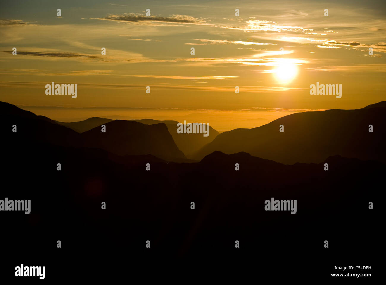 Sonnenuntergang über den Lake District Fjälls mit Honister Felsen in der Mitte von hoch heben. Stockfoto