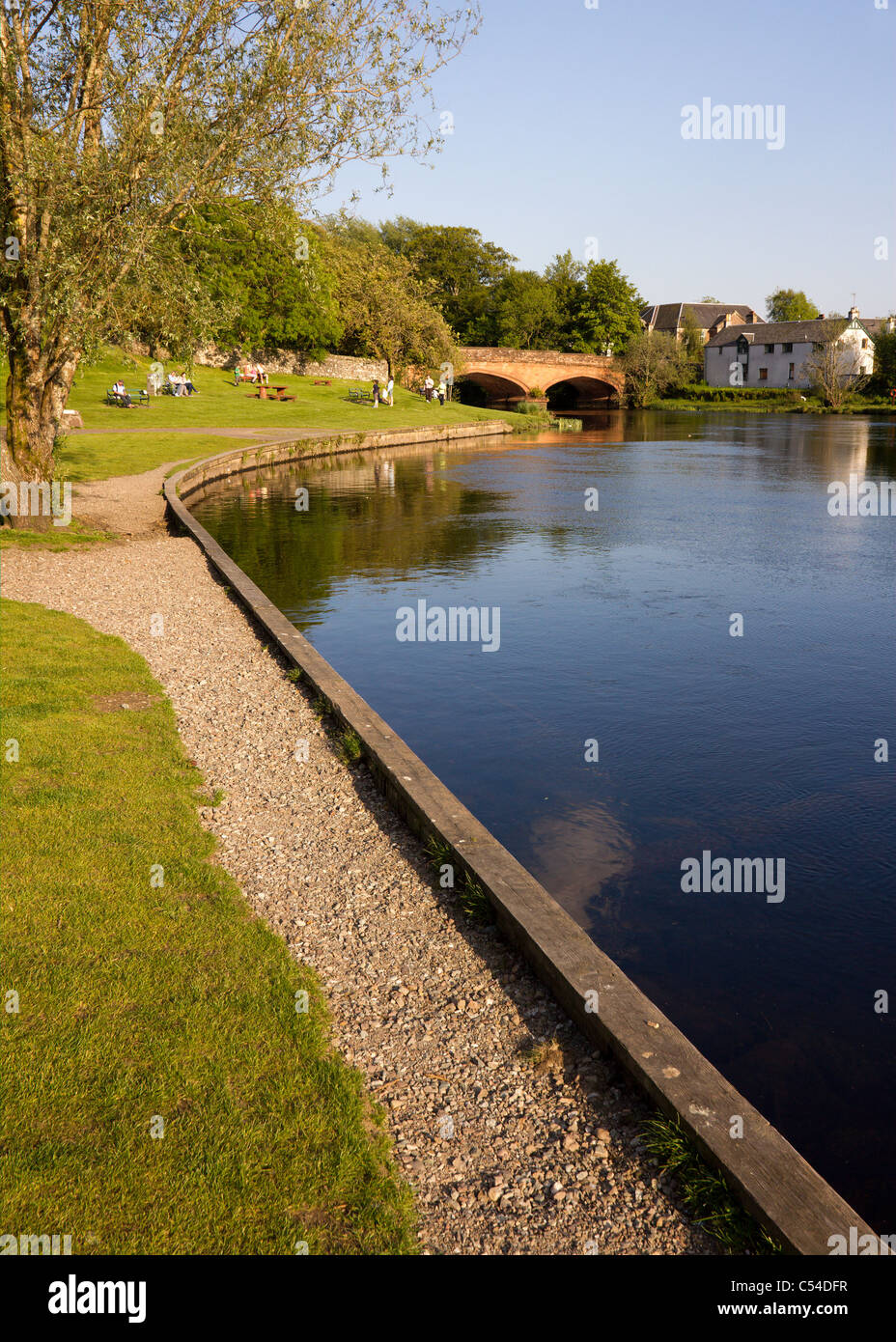 Fluß Teith mit den Bögen von einer alten roten Stein Straßenbrücke in Ferne, Callander, Perthshire, Schottland, Großbritannien Stockfoto