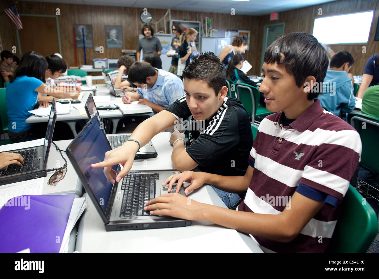 Männlichen Hispanic Studenten weist auf Laptop-Computer-Bildschirm in Texas High School Klasse Stockfoto