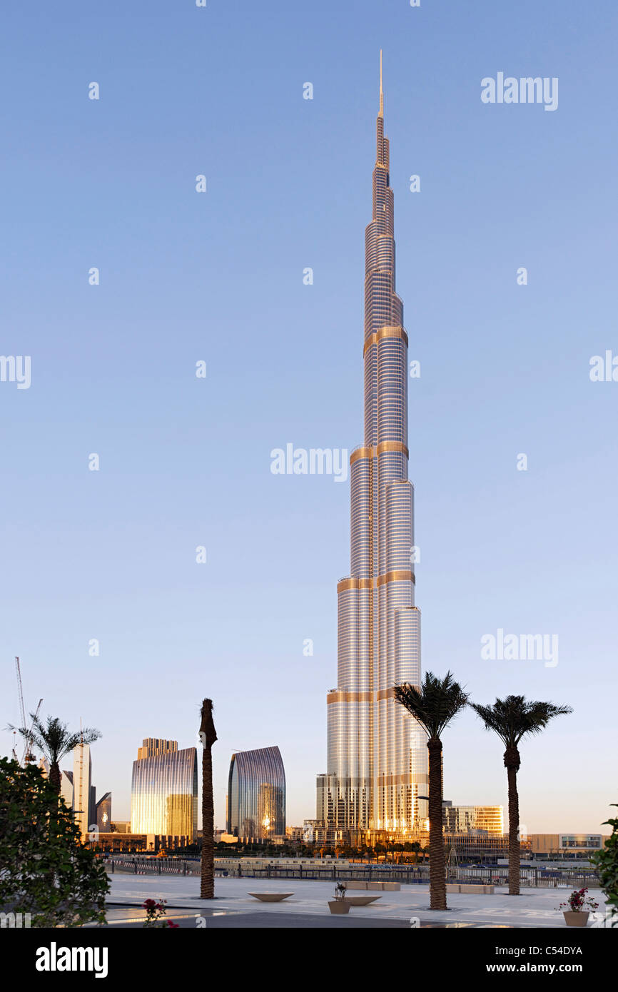 Burj Khalifa kurz vor Sonnenuntergang, das höchste Gebäude der Welt, 828m hoch, Emaar Boulevard, Dubai Business Bay, Dubai Stockfoto