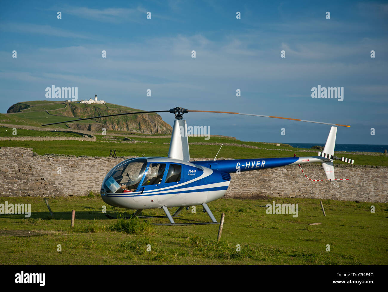 Robinson R44 Raven II Hubschrauber bei Sumburgh, Shetland-Inseln. SCO 7548 Stockfoto