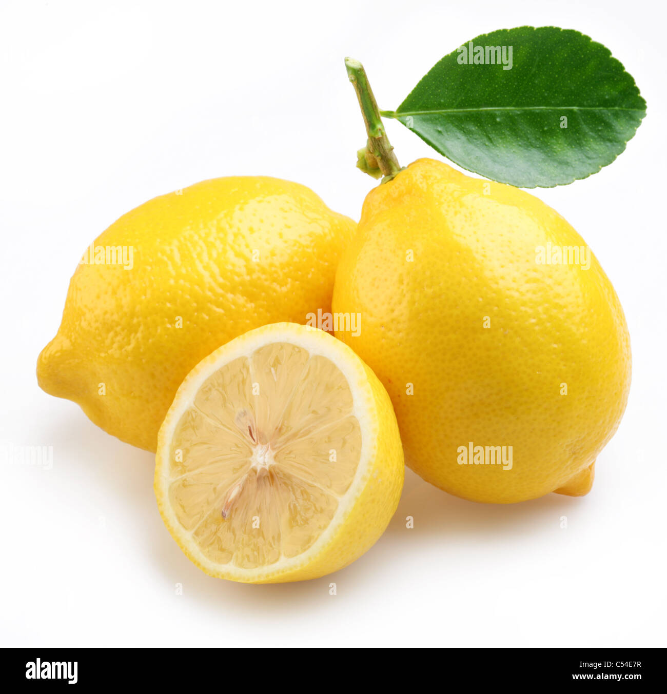 Zitronen auf einem weißen Hintergrund. Stockfoto