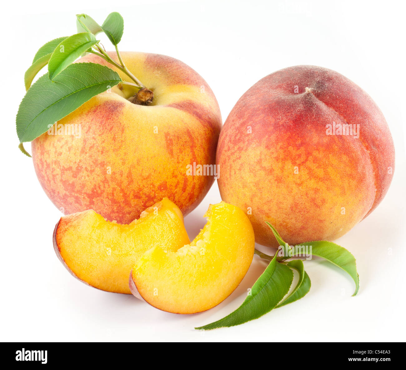 Reife Pfirsichfrucht mit Blättern und Scheiben auf weißem Hintergrund. Stockfoto