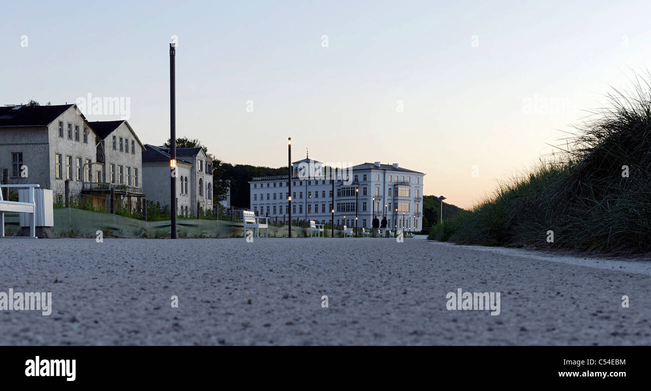 Historische Residenzen und Pensionen, Strandpromenade, bei Sonnenuntergang, Seebad Heiligendamm, Ostsee, Deutschland Stockfoto