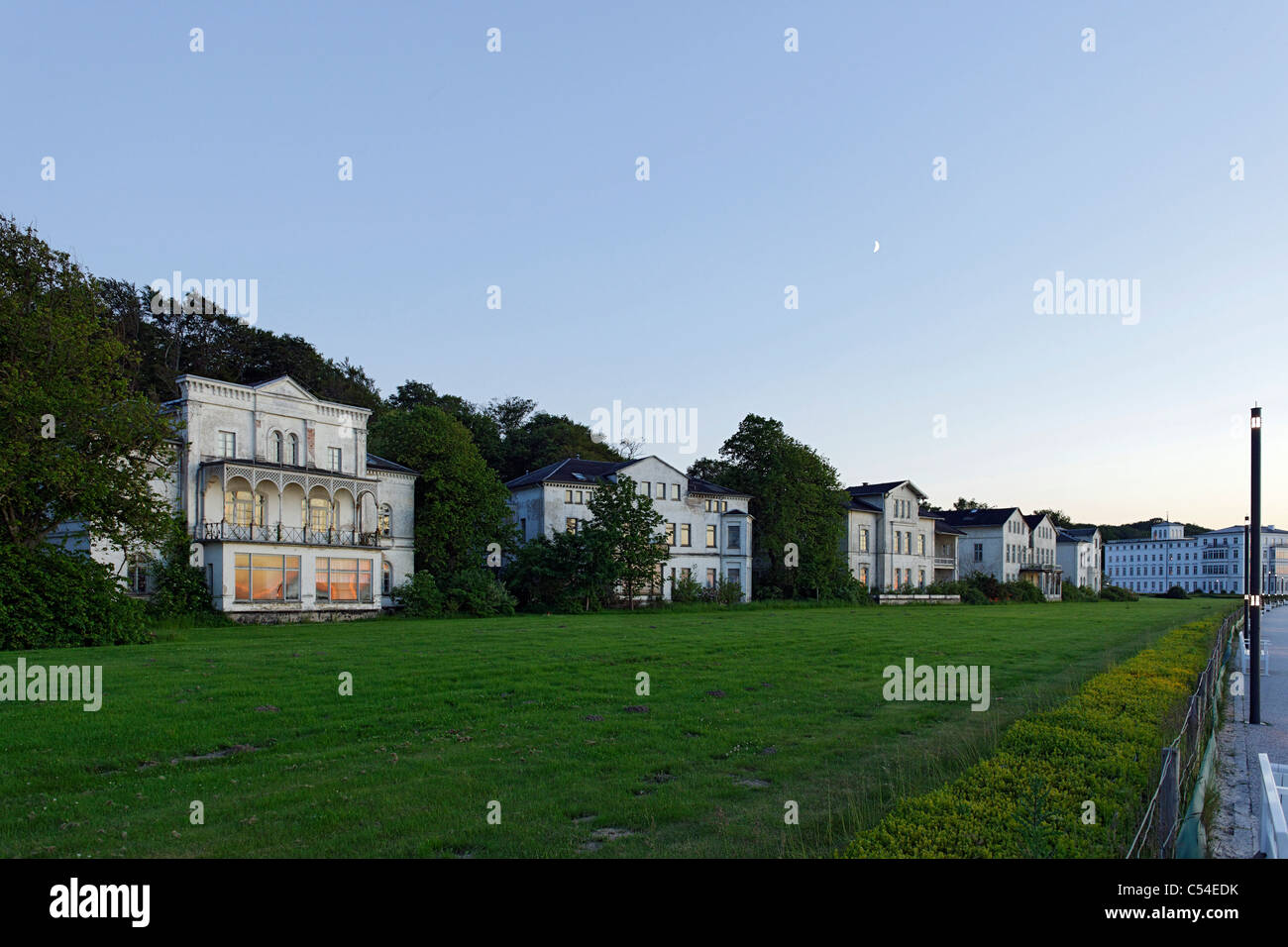 Historische Residenzen und Pensionen, Strandpromenade, bei Sonnenuntergang, Seebad Heiligendamm, Ostsee, Deutschland Stockfoto