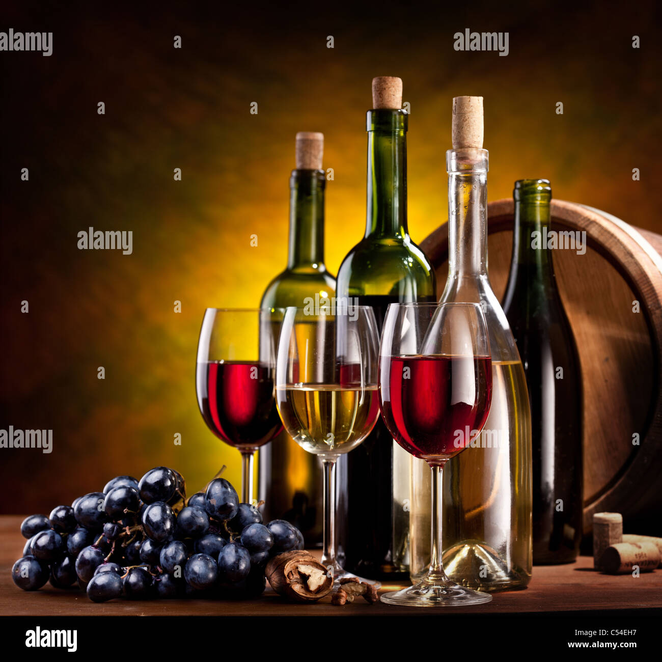 Stillleben mit Flaschen Wein, Gläser und Barriques. Stockfoto