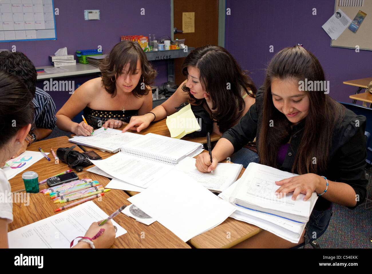 Gruppe von Studenten arbeiten zusammen am Projekt in El Paso, Texas High School Klasse Stockfoto