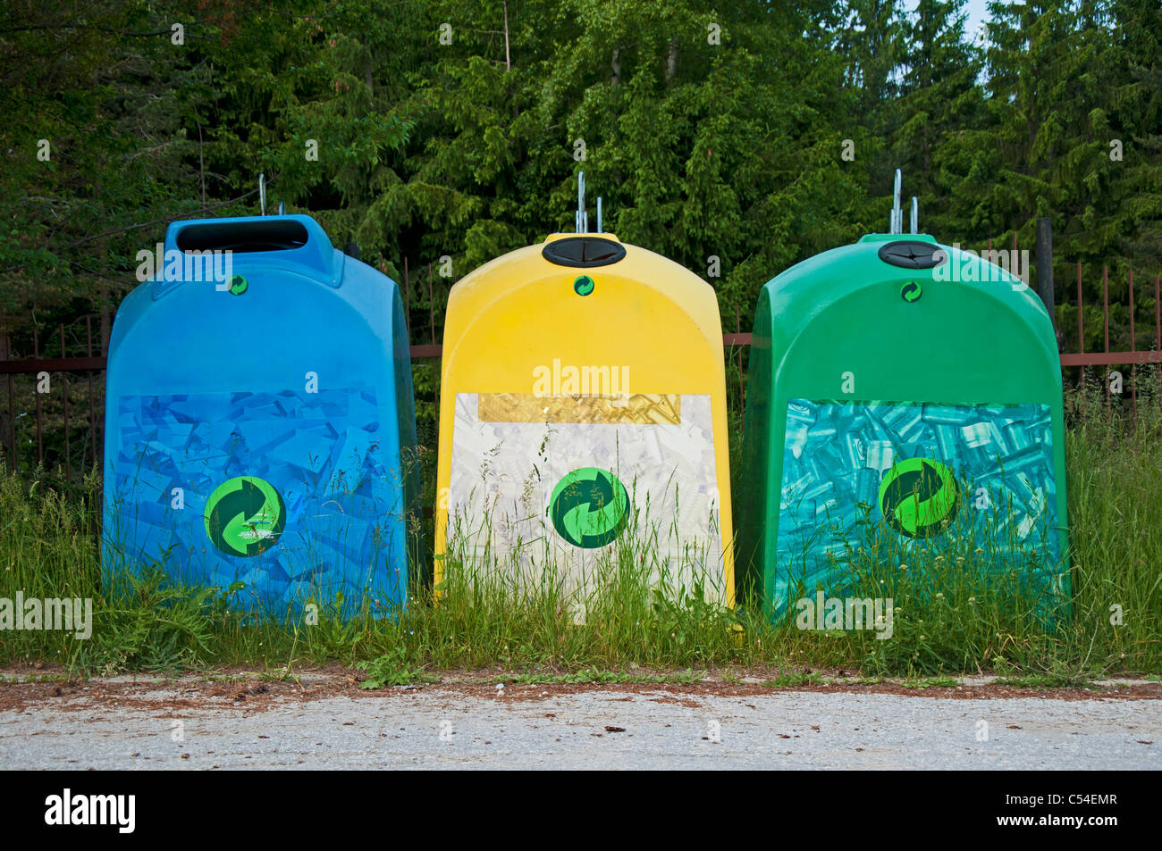 Müllcontainer für Müll in den Bergen Stockfoto