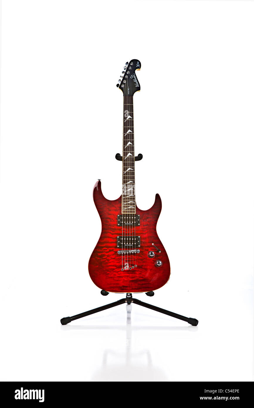 Rot e-Gitarre mit Gitarre auf weißem Hintergrund stehen. Stockfoto Rot e-Gitarre mit Gitarre auf weißem Hintergrund stehen. Stockfoto