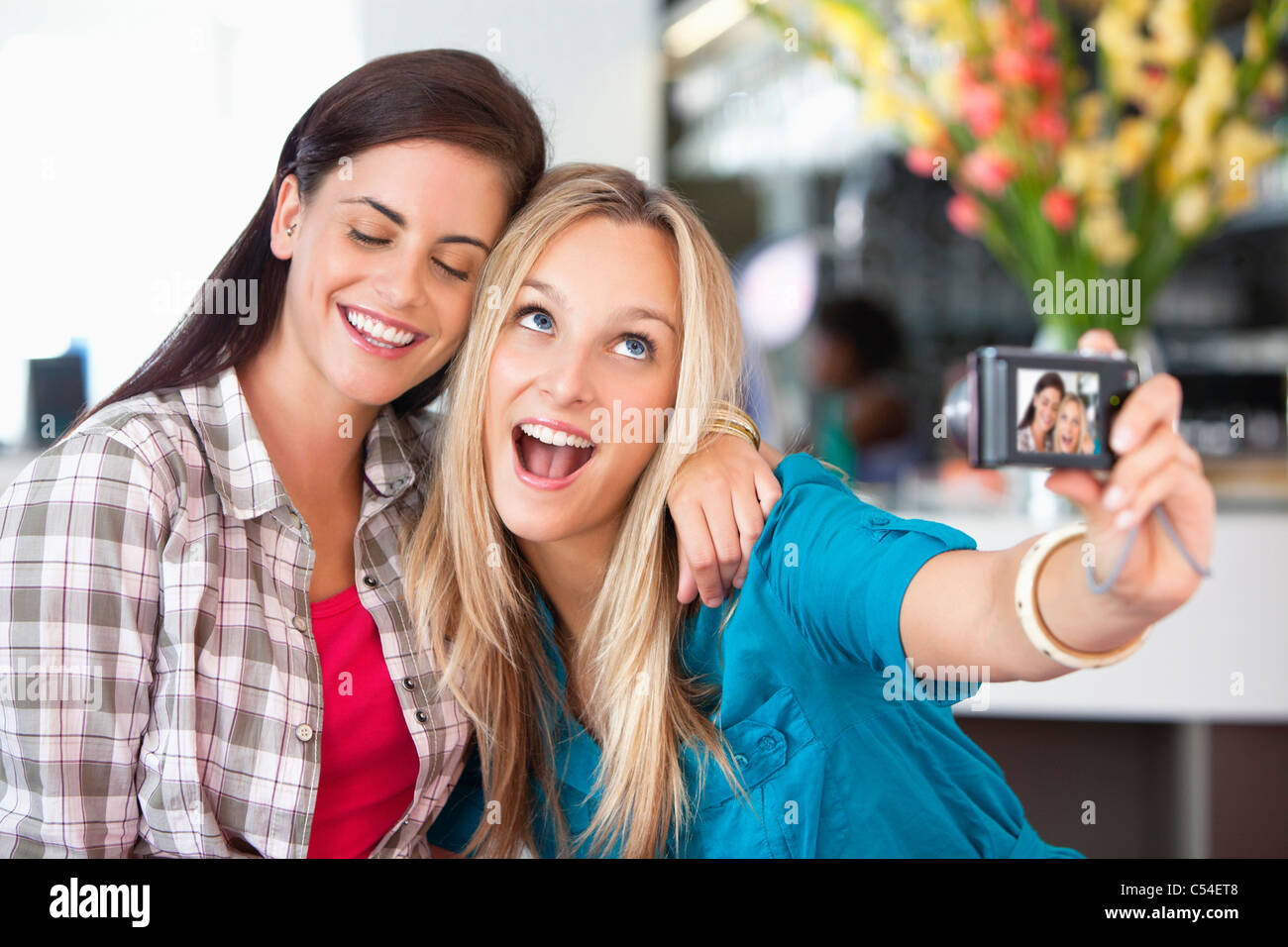 Freundinnen, ein Bild von sich selbst mit einer Kamera Stockfotografie