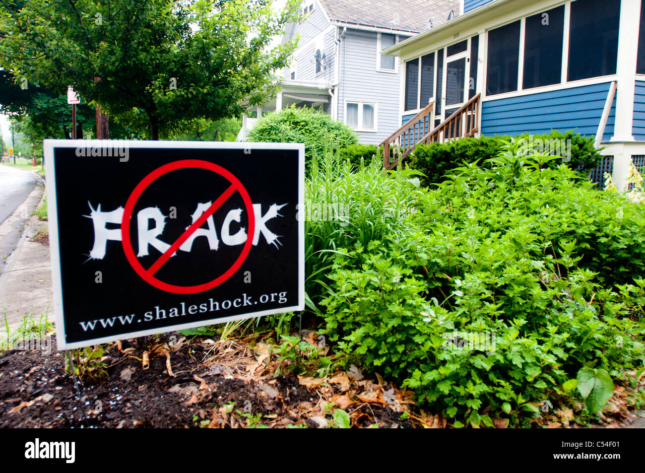 Anti-Fracking-Platte im Rasen New York State, USA Stockfoto