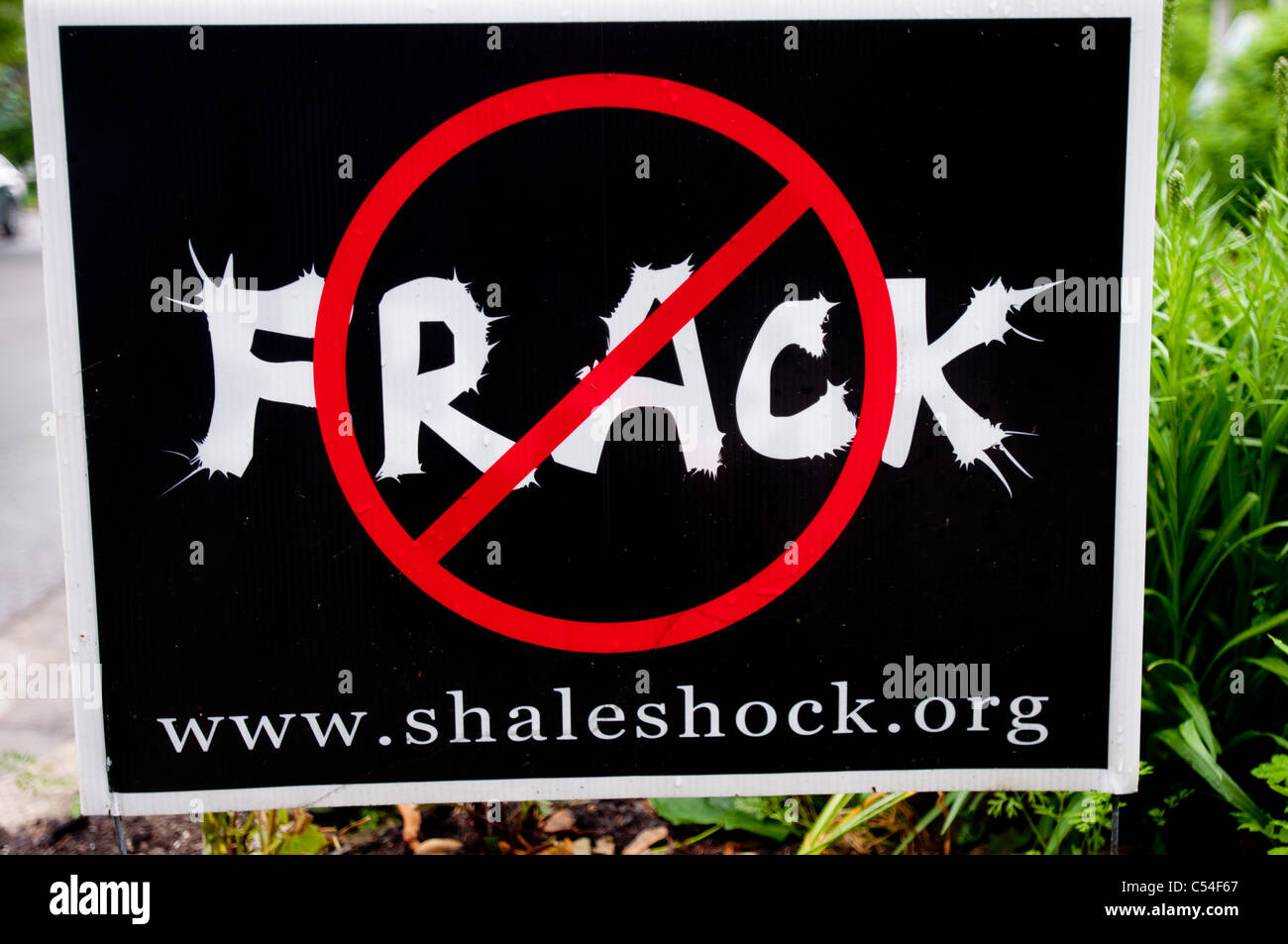 Anti-Fracking-Platte im Rasen New York State, USA Stockfoto