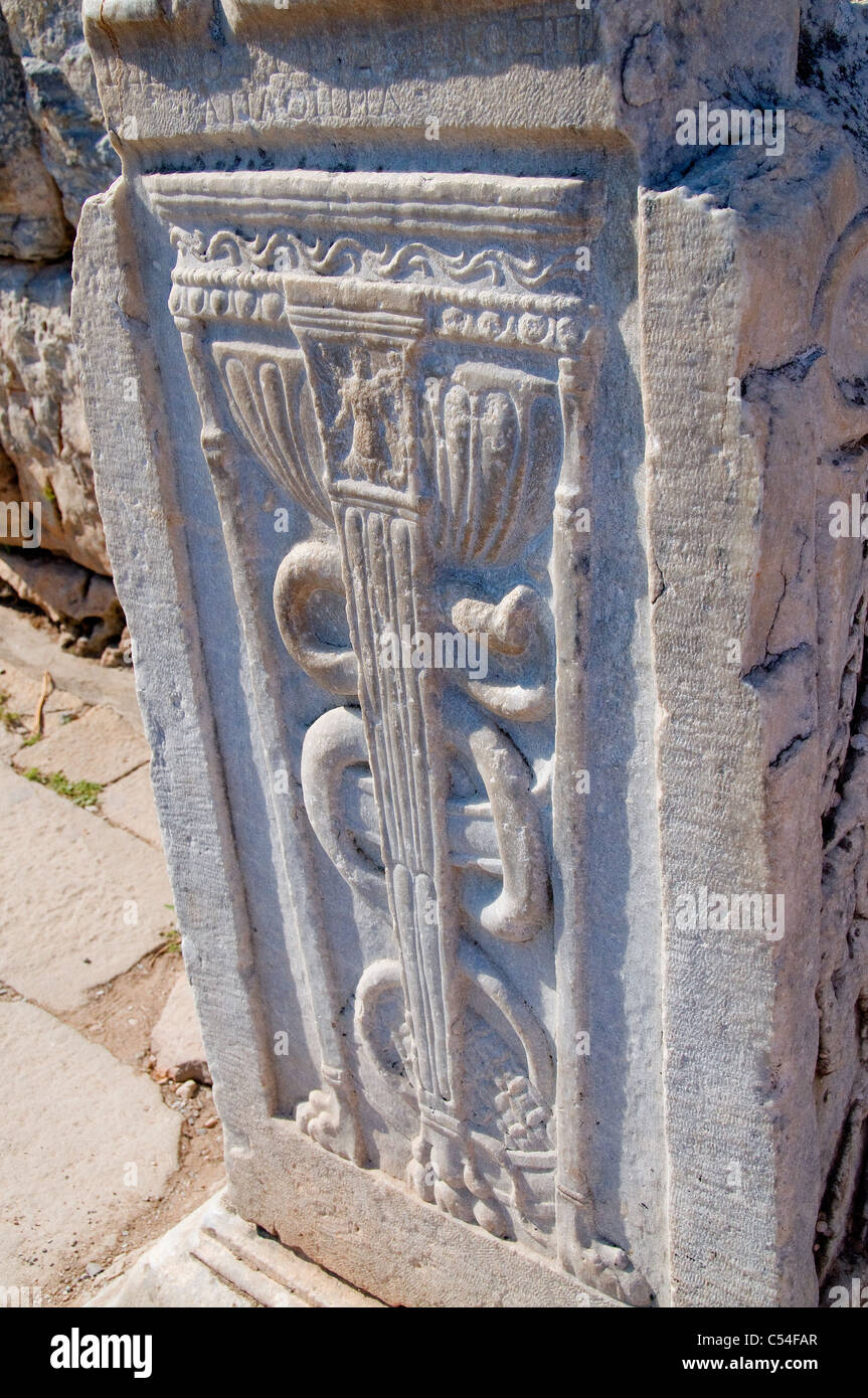 Der alten Stadt Ephesus Türkei hat viele interessante, die römischen Sehenswürdigkeiten wie die zahlreichen Statuen, Skulpturen und Säulen. Stockfoto