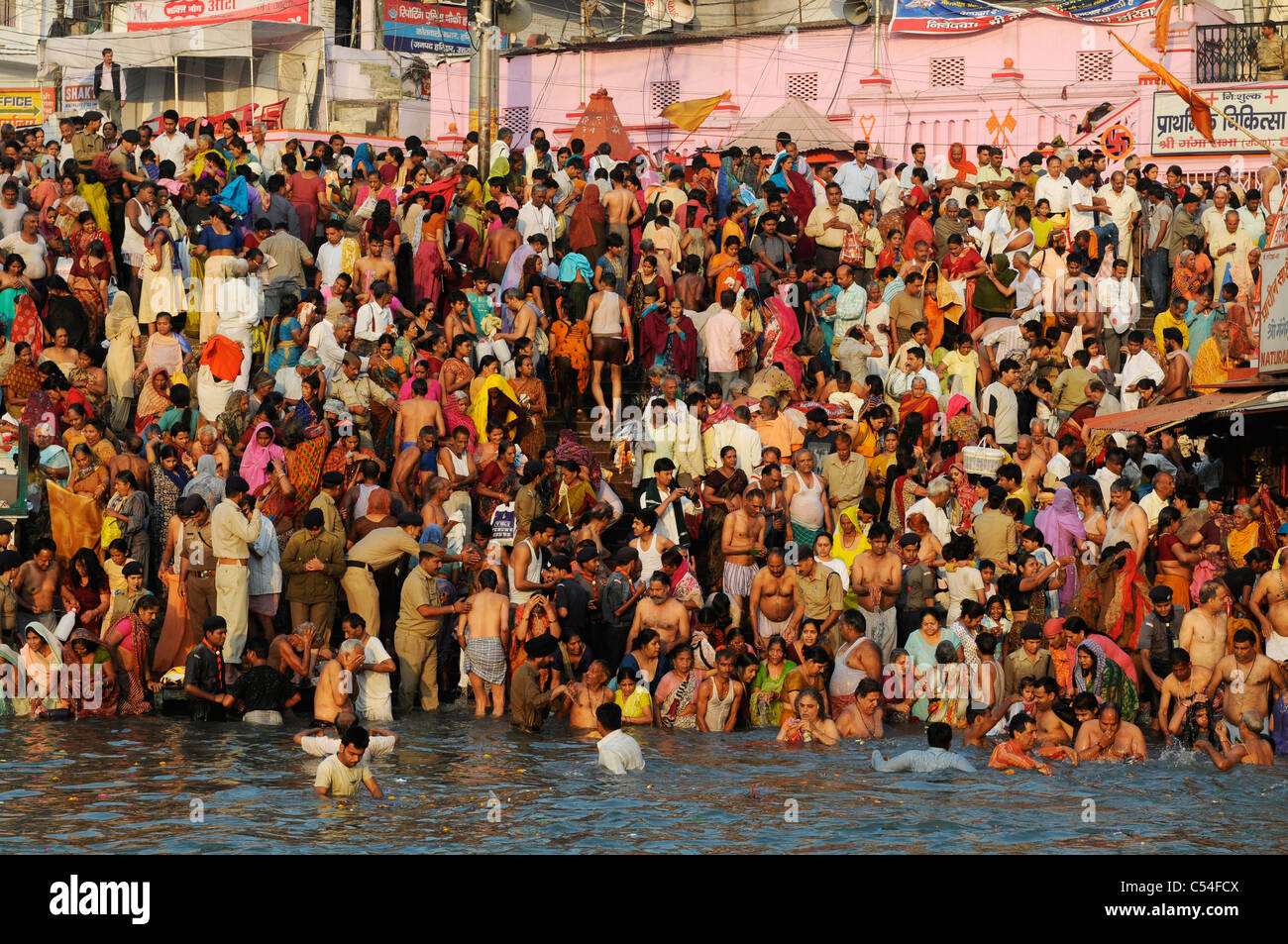 Pilger auf dem Festival Kumbh Mela in Haridwar, Indien Stockfoto
