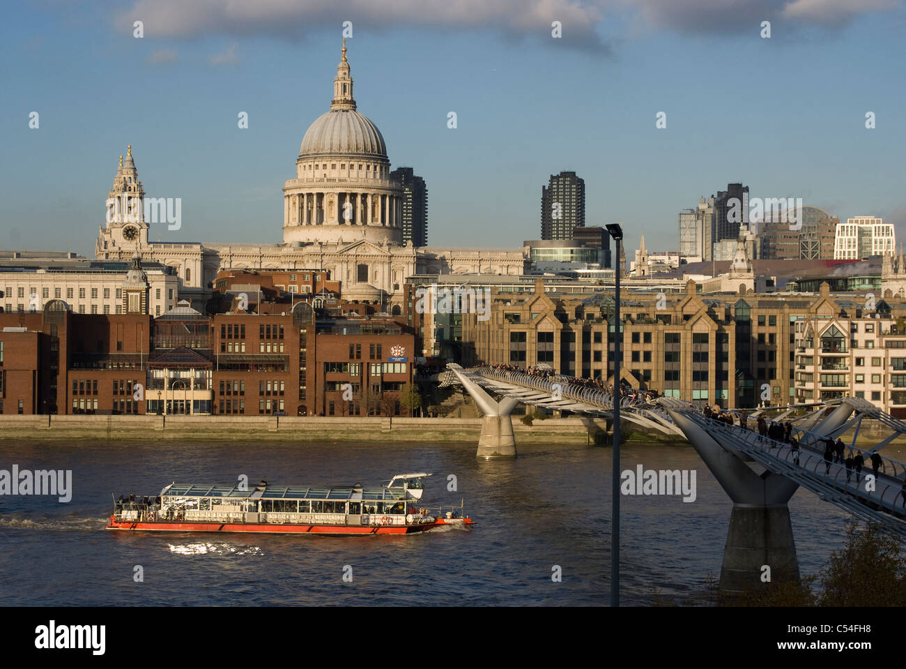 Blick auf St. Pauls, Themse und der Millennium (Wackelbrücke) von der South Bank, London, England Stockfoto