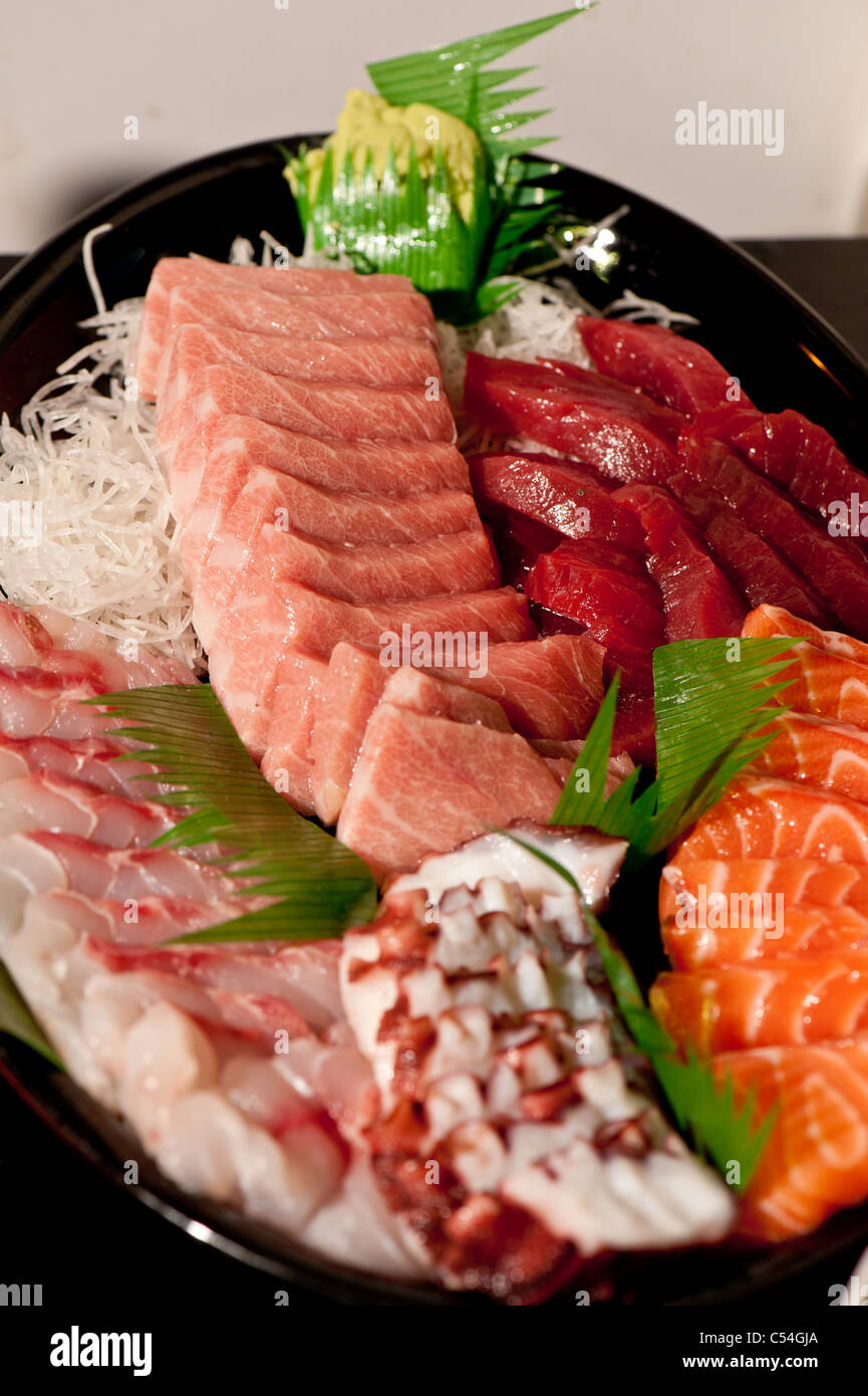 Auswahl an frischen rohen Fisch, Sashimi, serviert am Tisch Stockfoto