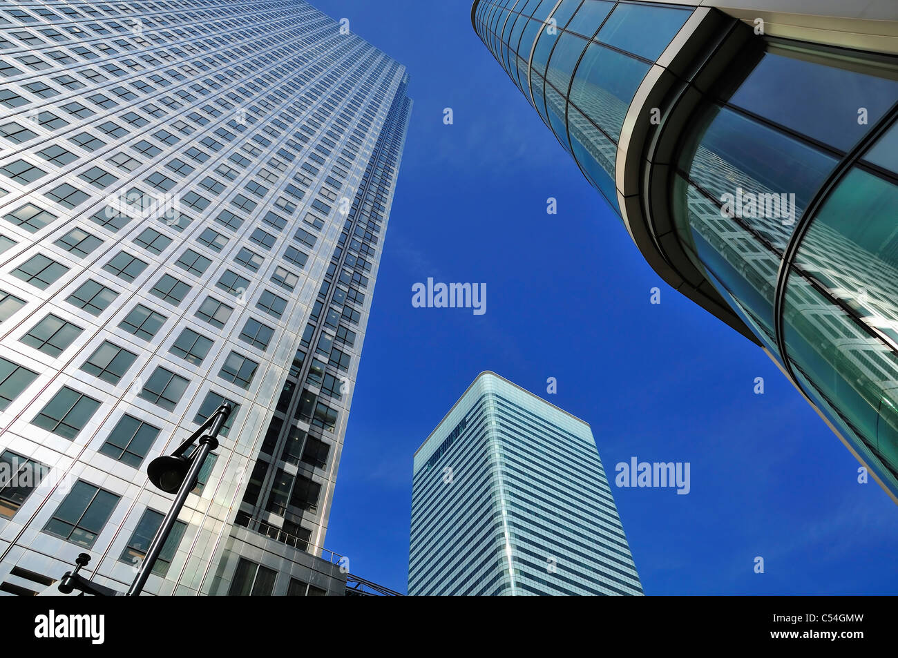 Wolkenkratzer an Canary Wharf, London Docklands, nach oben schauend, mit blauem Himmel Stockfoto