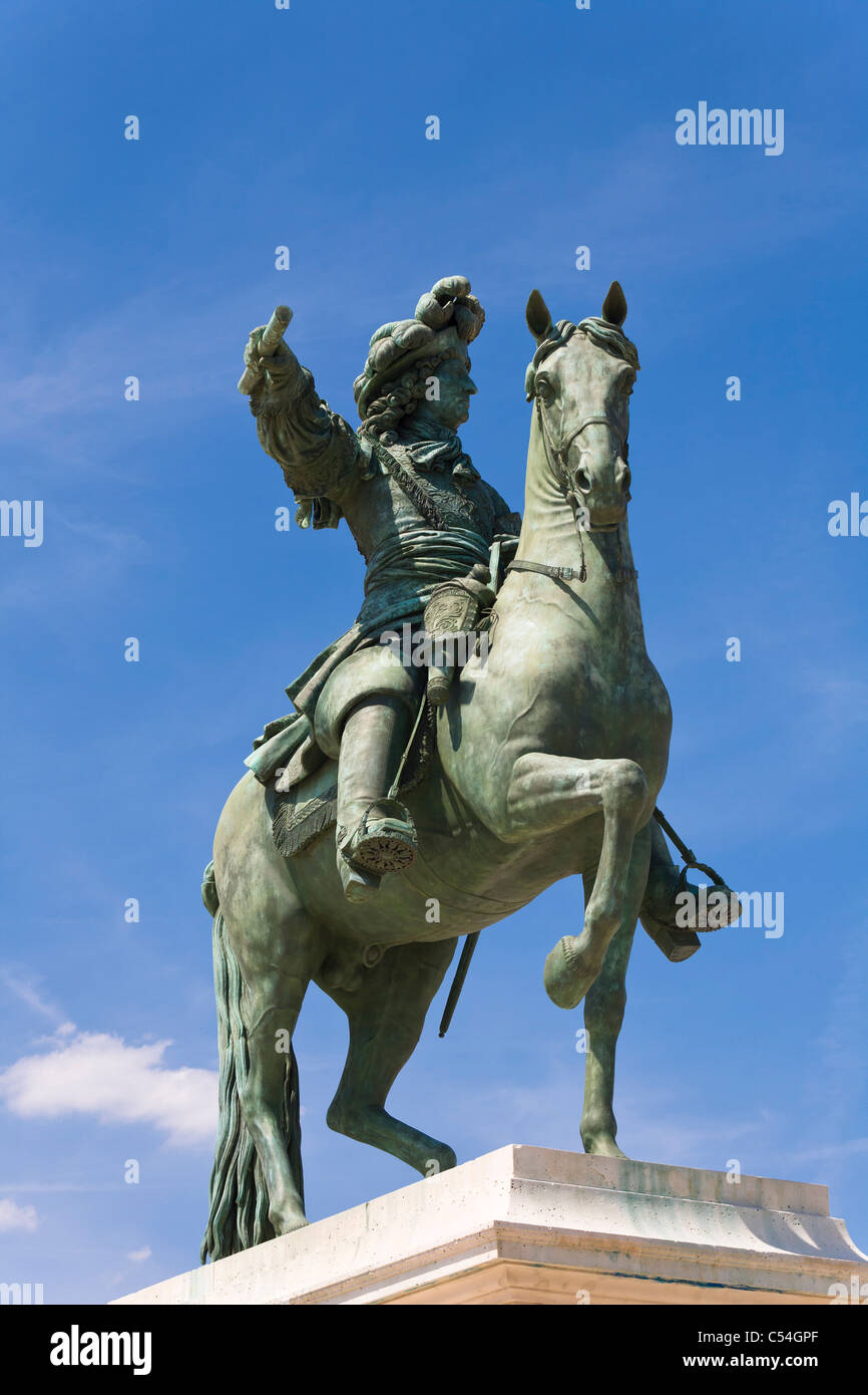 Statue von Louis XIV, der Sonnenkönig, im Schloss von Versailles, France Stockfoto