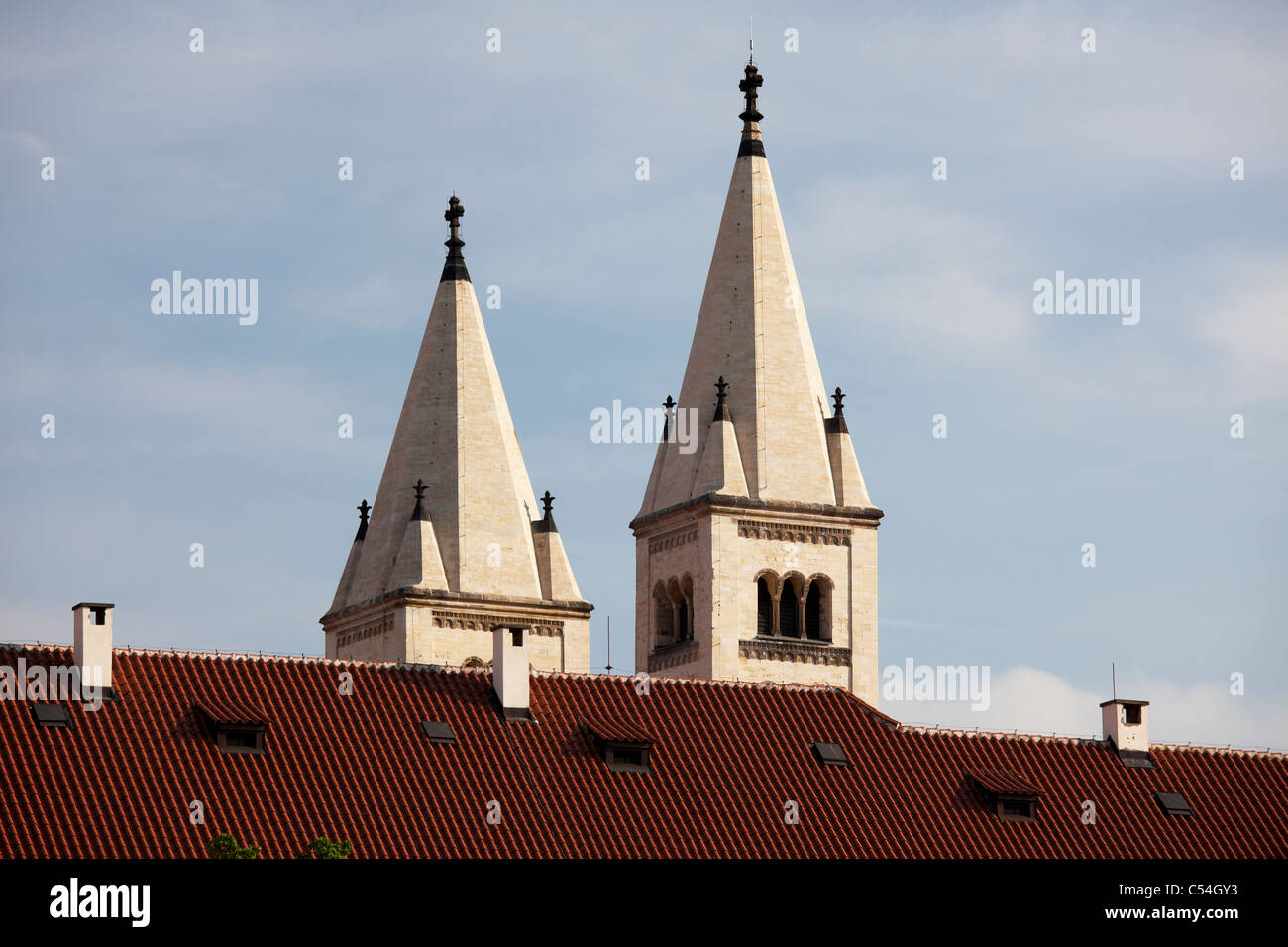 Prag - Türme der St.-Georgs-Basilika in Prag, Tschechische Republik Stockfoto