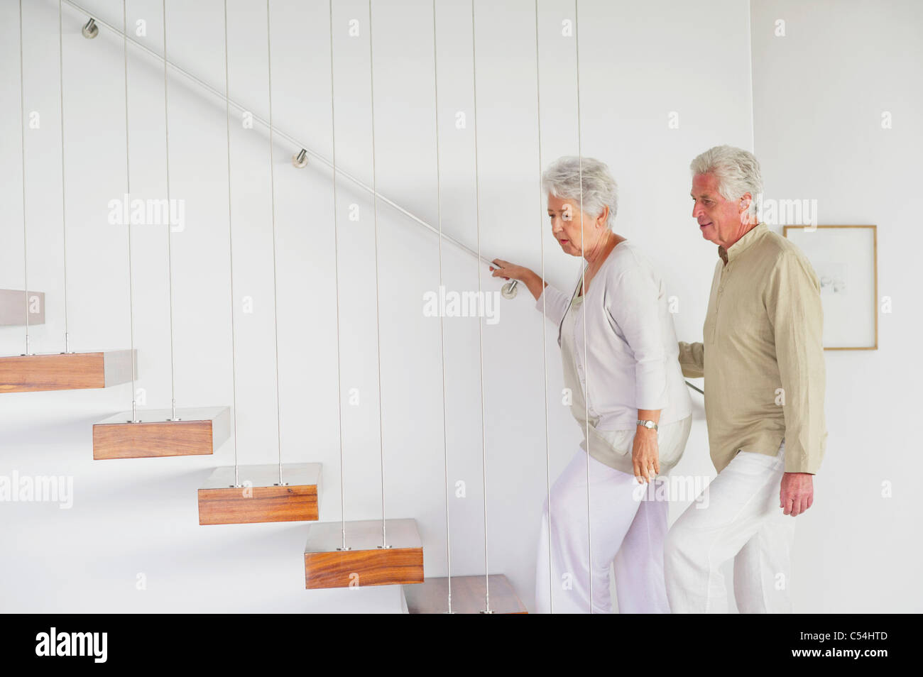 Senior paar Treppen bewegen Stockfoto