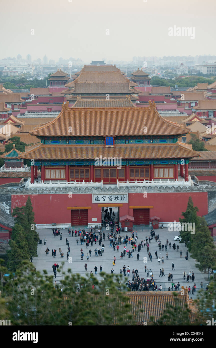 Touristen an der Pforte der göttlichen Macht, Verbotene Stadt, Peking, China Stockfoto