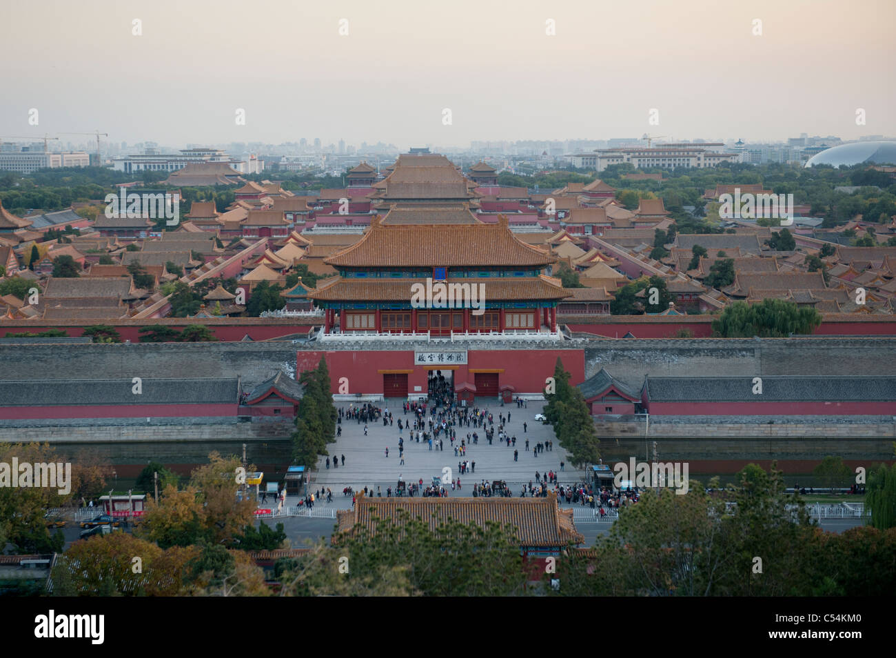 Touristen an der Pforte der göttlichen Macht, Verbotene Stadt, Peking, China Stockfoto