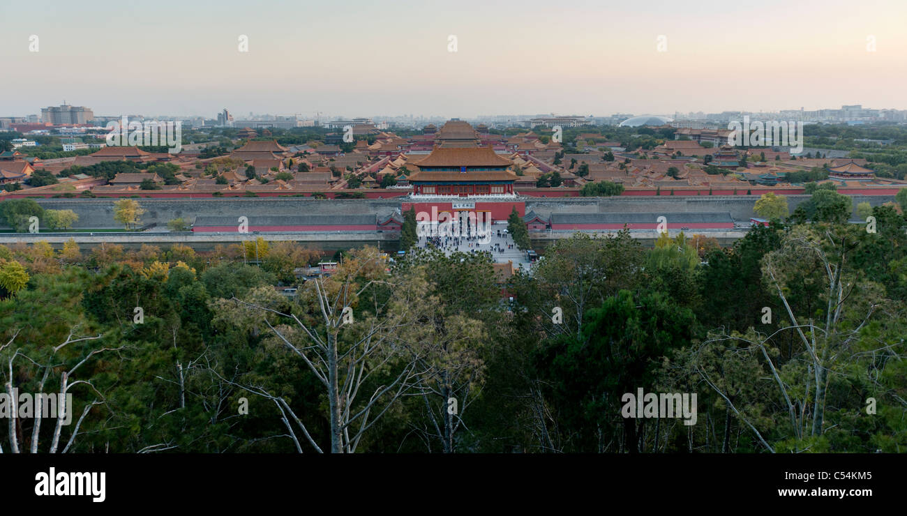 Bäume mit Tor der göttlichen Macht im Hintergrund, Verbotene Stadt, Peking, China Stockfoto