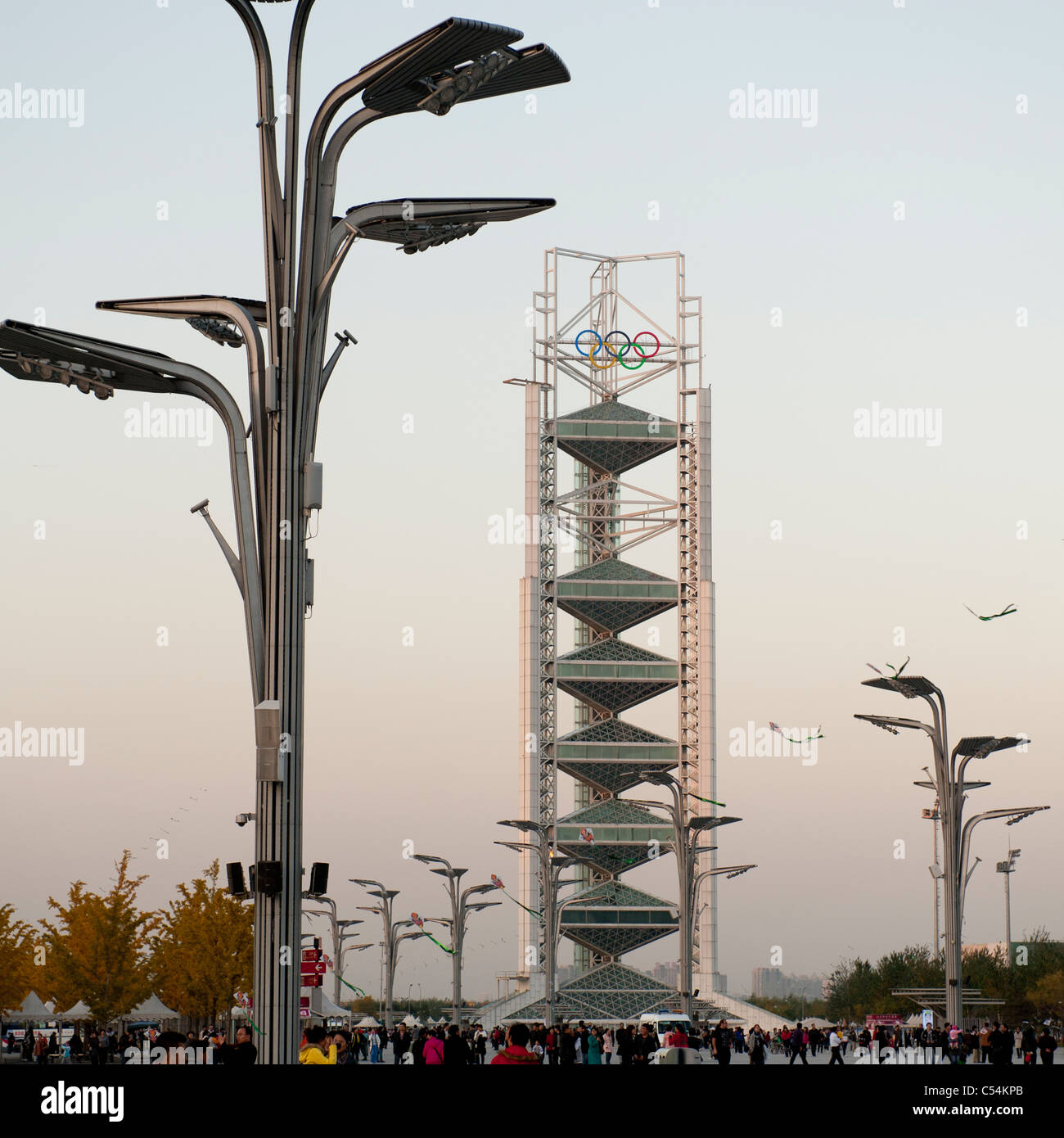 Linglong Tower in einem Park, Olympic Green, Peking, China Stockfoto