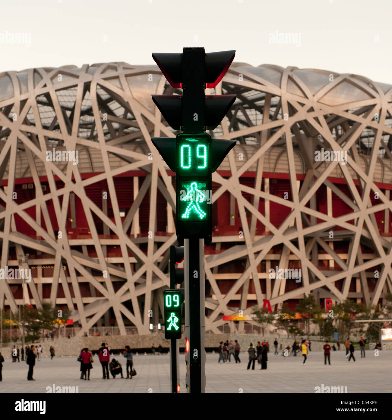 Zu Fuß Signal vor Beijing National Stadium, Olympic Green, Peking, China Stockfoto