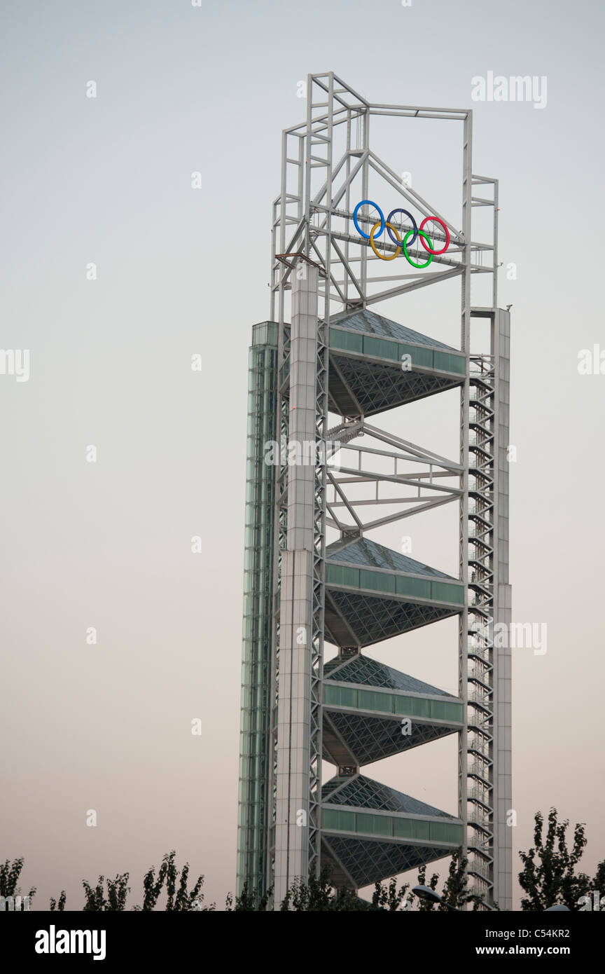 Niedrigen Winkel Ansicht von Linglong Turm, Olympic Green, Beijing, China Stockfoto