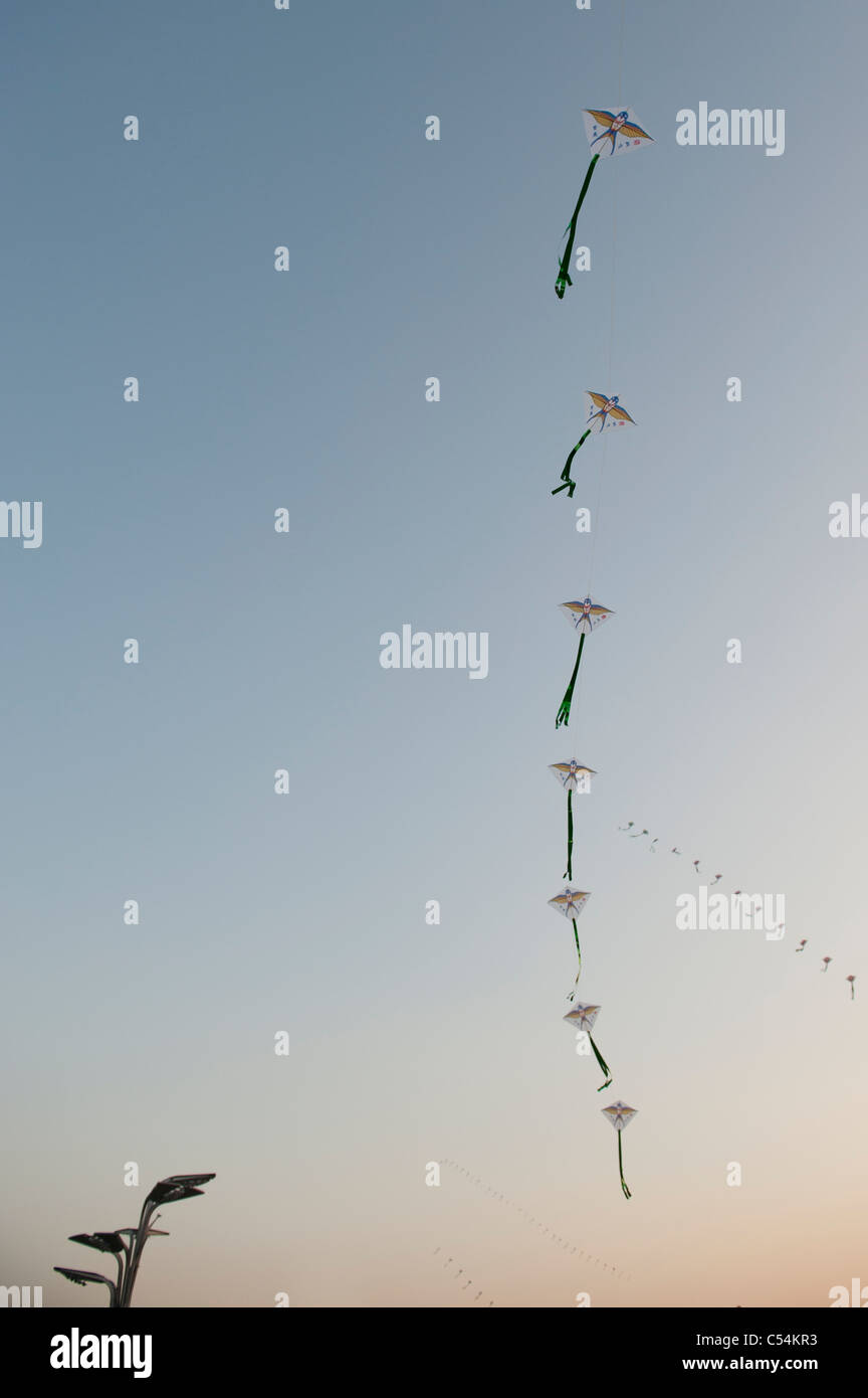 Niedrigen Winkel Ansicht von Drachen in den Himmel, Olympic Green, Beijing, China Stockfoto