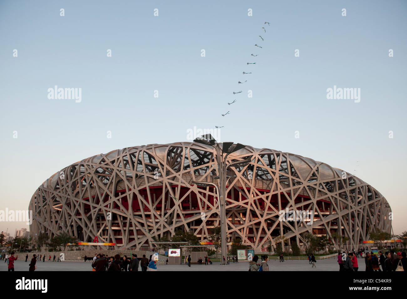 Touristen in Beijing National Stadium, Olympic Green, Peking, China Stockfoto