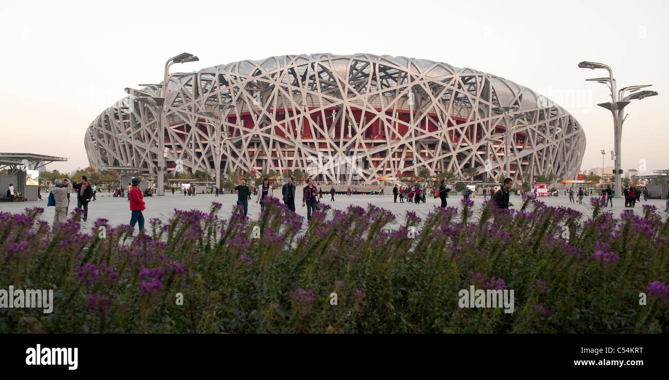 Touristen in Beijing National Stadium, Olympic Green, Peking, China Stockfoto