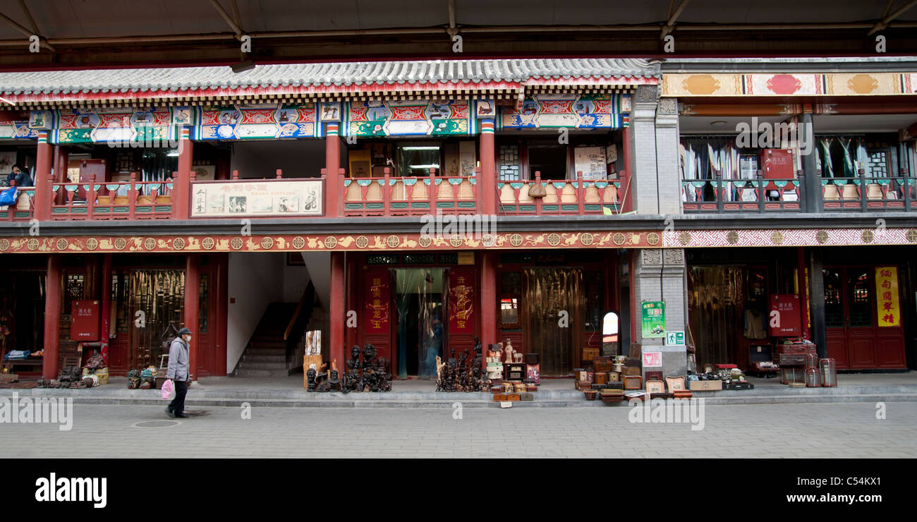 Fassade eines Gebäudes in der Panjiayuan Flohmarkt, Panjiayuan, Chaoyang District, Beijing, China Stockfoto