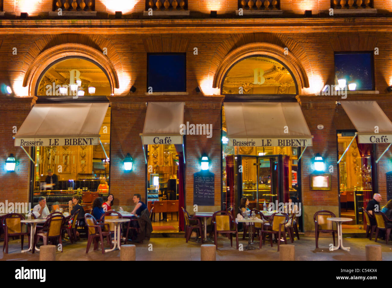 Toulouse, Frankreich, vor dem French Cafe Brasserie Restaurant, 'Le Bibent', Leute mit mittlerer Menschenmenge, die auf der Terrasse sitzen, in der nächtlichen Straßencafé-Szene, Restaurant südfrankreich außen Stockfoto