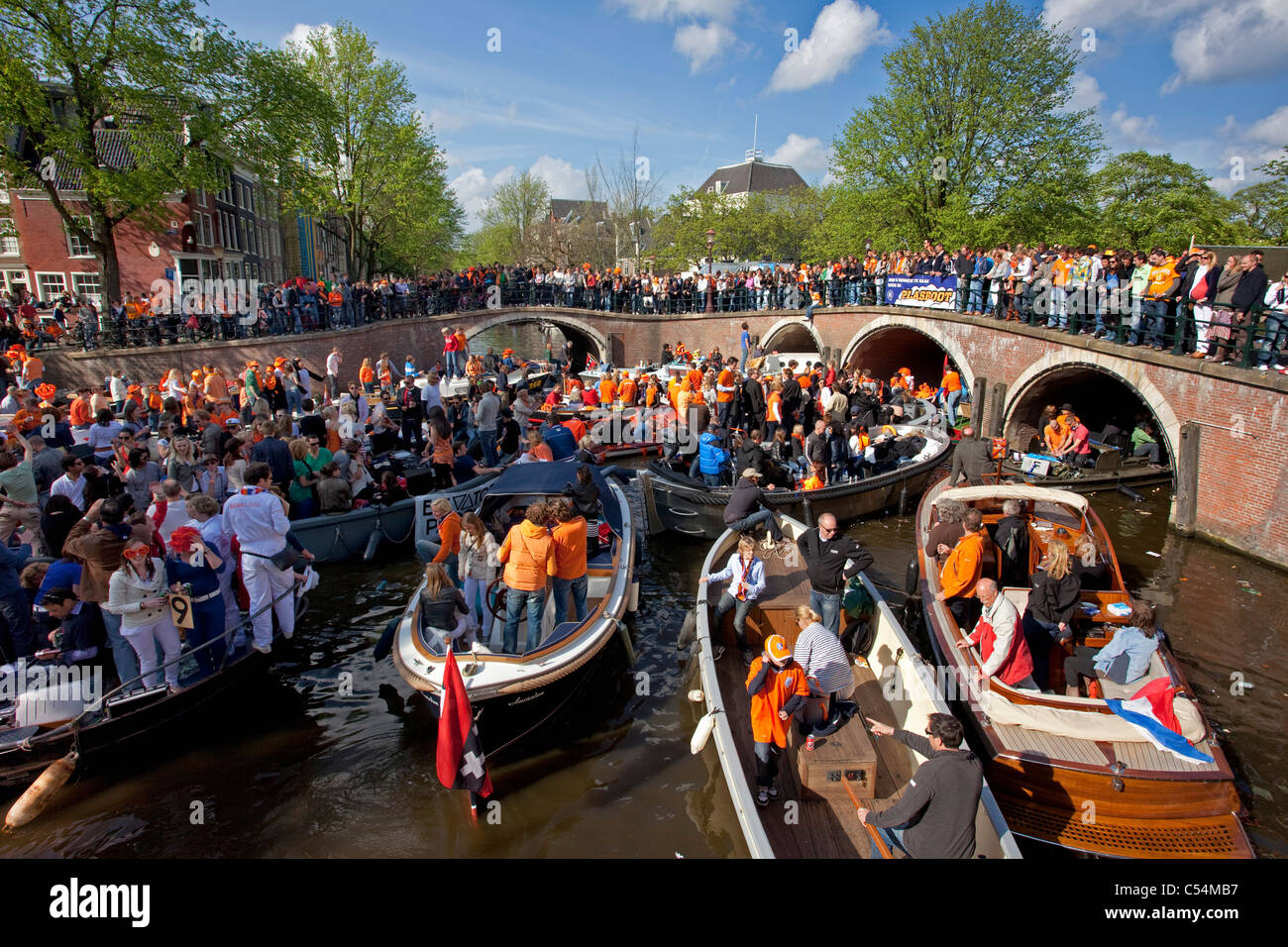Die Niederlande, Amsterdam. Kingsday, 27. April, ist ein einzigartiger, Tag und Nacht Karneval wie Event. Canal Parade. Stockfoto