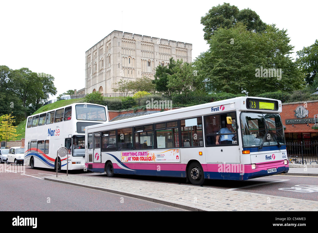 Busse fahren durch die Innenstadt von Norwich, Norfolk, England. Stockfoto