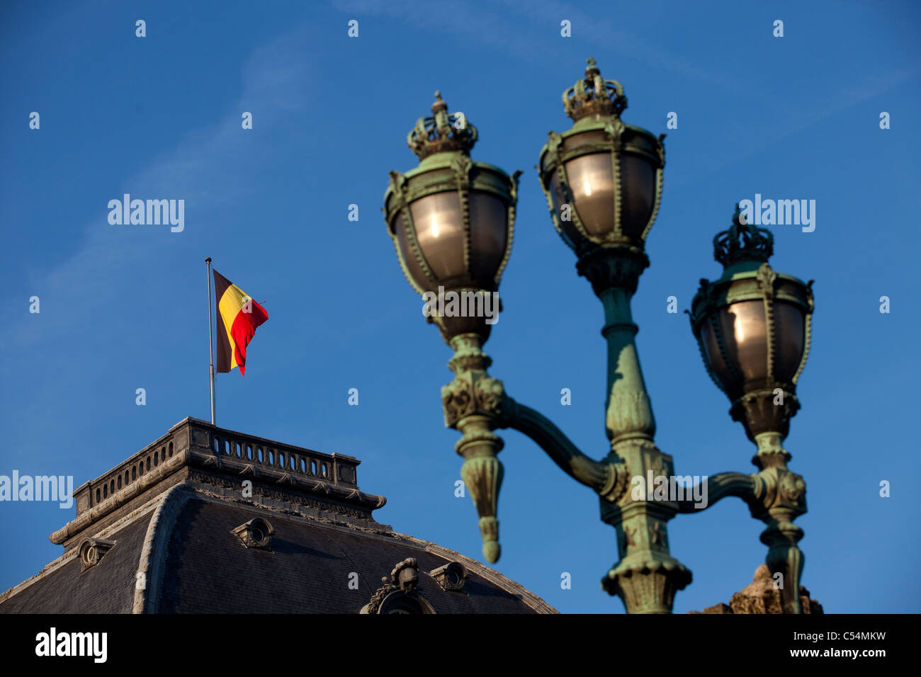 Belgische Flagge auf der Spitze der alten königlichen Palast in Brüssel. Stockfoto