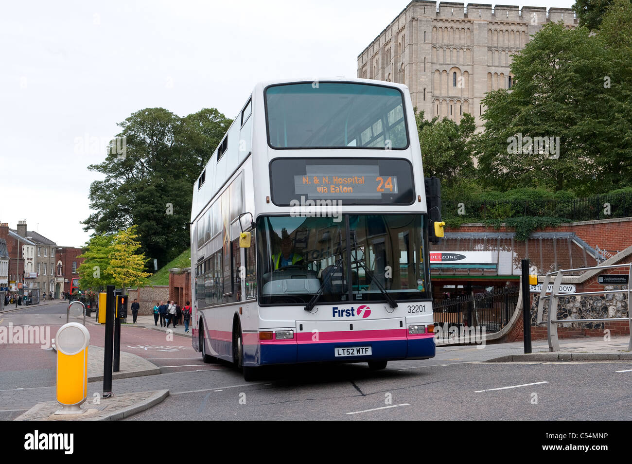 Doppelte Decker Bus in Firstbus Lackierung Fahrt durch die Innenstadt von Norwich, Norfolk, England. Stockfoto