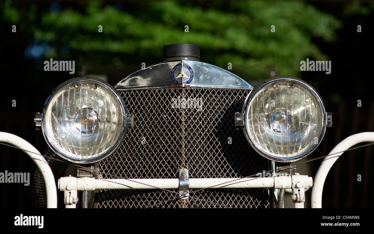 Mercedes Benz Grill und Leuchten Auto vor Krieg Stockfotografie - Alamy