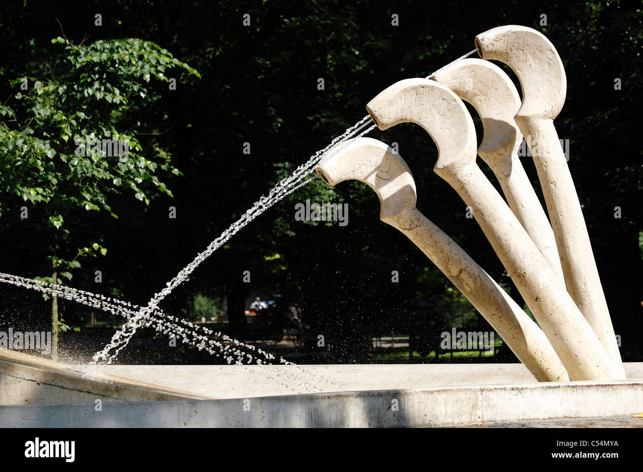 Wasser-Brunnen "Chopin Klavier" - Skulptur von Maria Jarema (konfektionierte von Wanda Czelkowska) in Krakau, Polen. Stockfoto