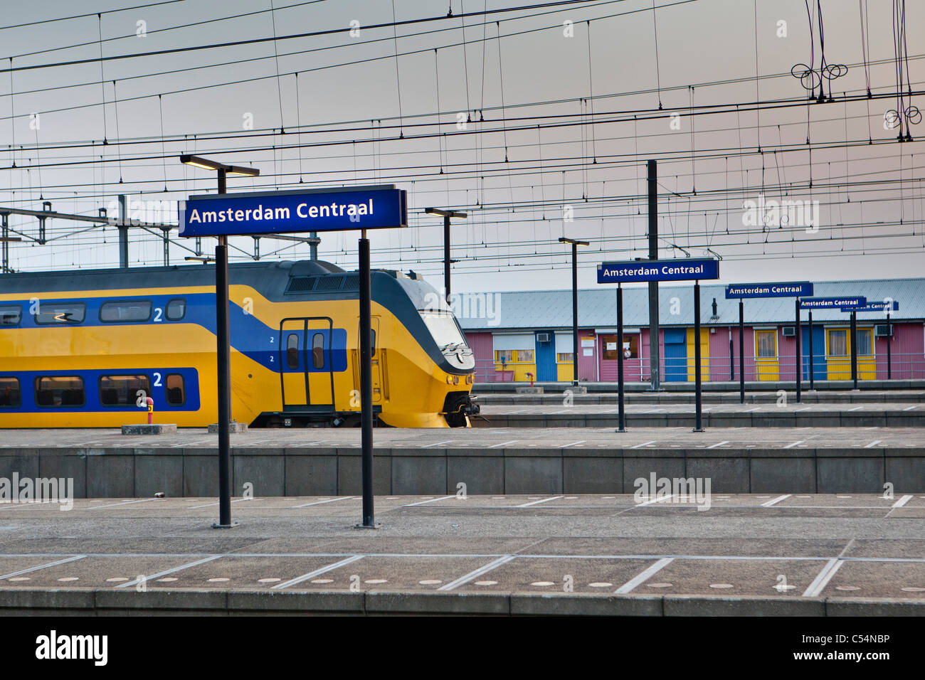 Die Niederlande, Amsterdam Central Station. Zug. Stockfoto