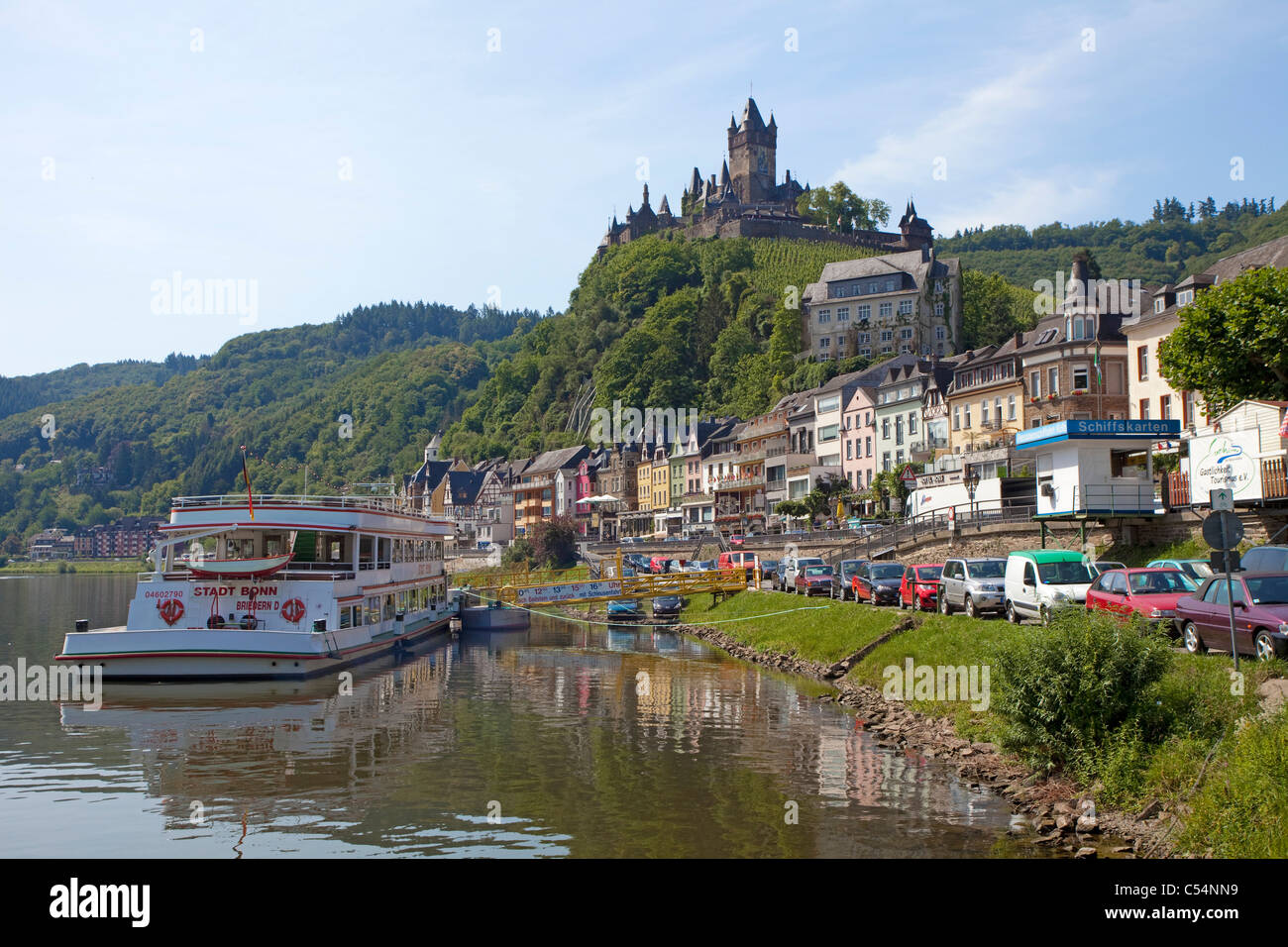 Touristenboot, Besichtigung von Schloss Cochem, Mosel, Mosel, Rheinland-Pfalz, Deutschland, Europa Stockfoto