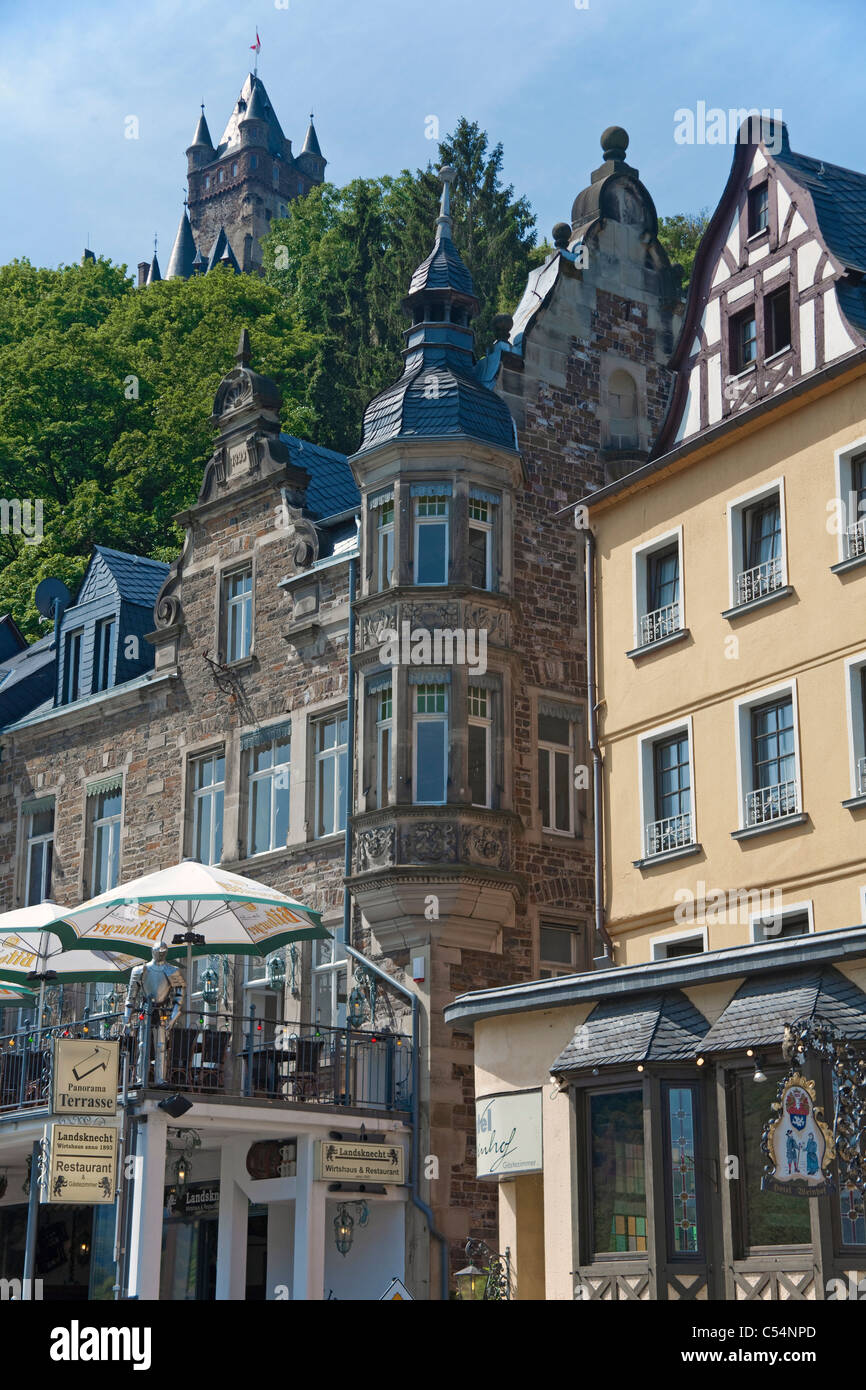 Alte Moselhäuser an der Promenade, oberhalb der Burg Cochem, Cochem, Mosel, Rheinland-Pfalz, Deutschland, Europa Stockfoto