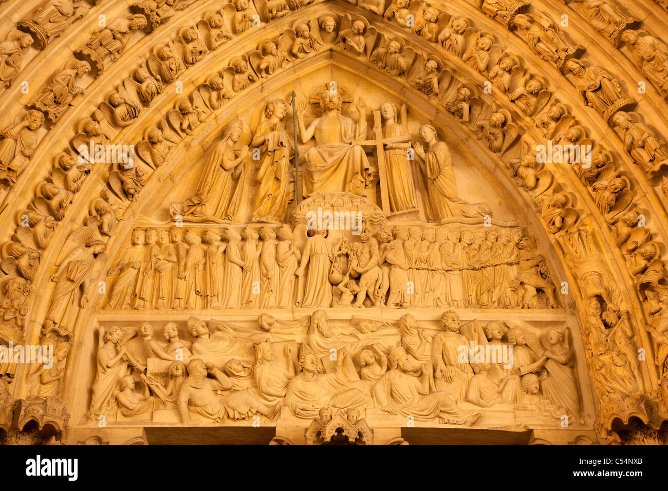 Paris - Hauptportal der Kathedrale Notre-Dame in der Nacht - das jüngste Gericht Stockfoto