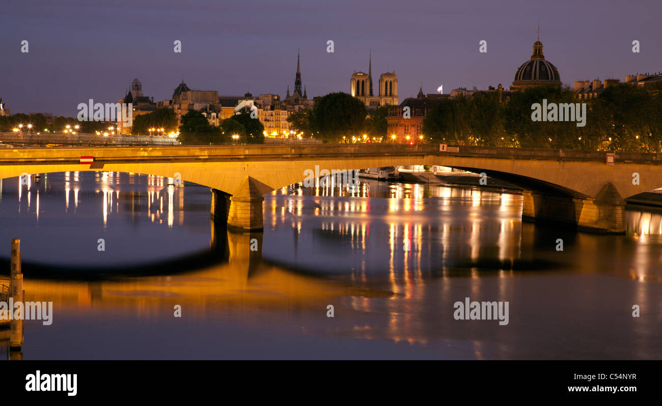 Paris - in der Nacht am Fluss Stockfoto