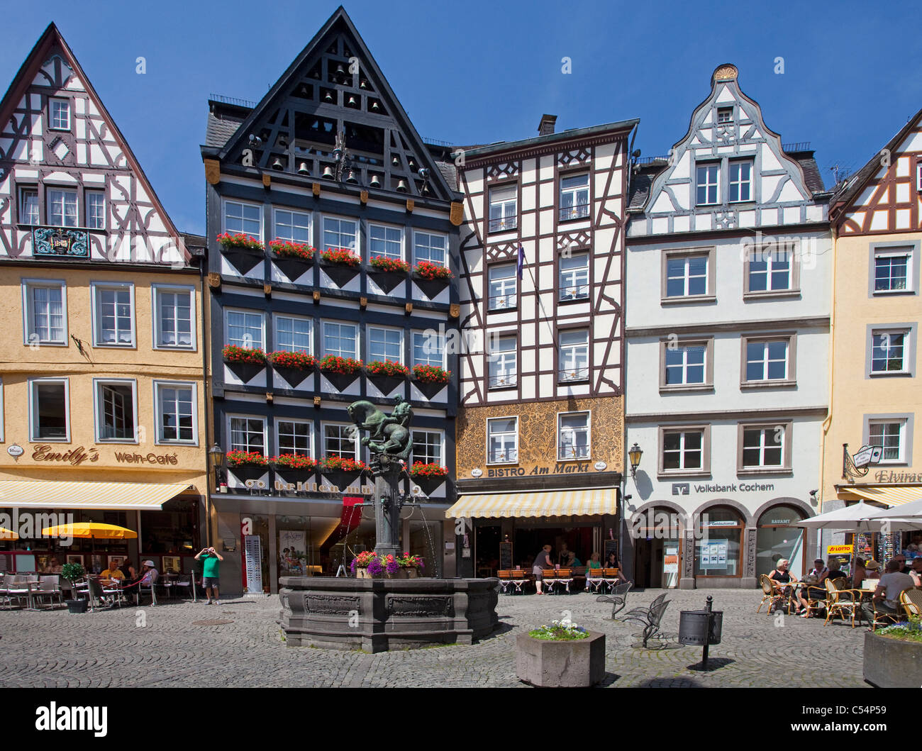 Historischer Brunnen am Marktplatz, heiliger martin, schutzpatron der Stadt, Cochem, Mosel, Mosel, Rheinland-Pfalz, Deutschland, Europa Stockfoto